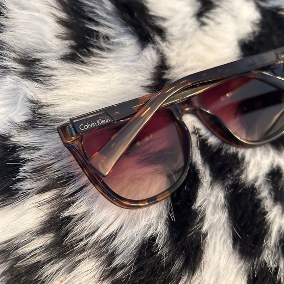 ✨ 2/$30 ✨ Tortoise Shell Calvin Klein Acetate Sunglasses - Picture 3 of 4